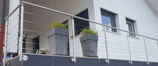 garde-corps et balustrade inox avec câbles inox tendus, pose laterale pour protection terrasse